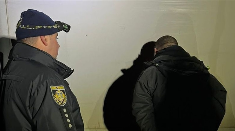 Пошкодили нафтопровід та встигли вкрасти 5 тонн пального: затримано трьох чоловіків з Дрогобиччини