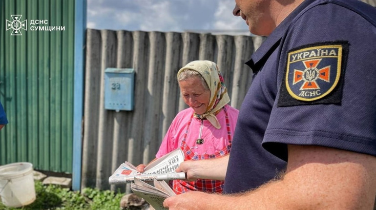 На Глухівщині рятувальники й поліцейські провели безпековий інструктаж для маломобільних людей