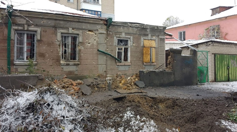 Російські окупанти обстрілюють Херсонщину: атакували житлові будинки, автівки, банк (ФОТО)