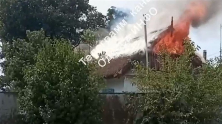 У селі Яськи під час грози блискавка влучила у будинок і спричинила пожежу. Відео