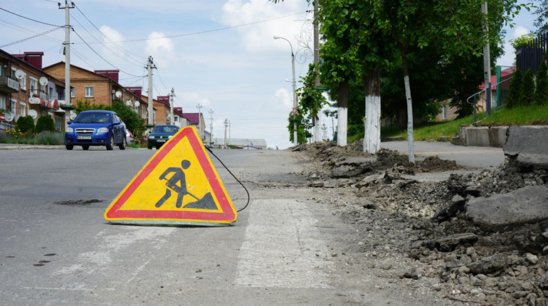 Новий тротуар та декоративні насадження замість старих лип. Модернізація вулиці Шевченка у Городку