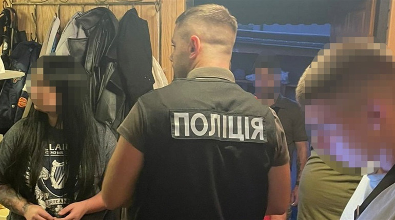 26-річна мешканка Червоноградщини продавала в інтернеті військове спорядження, якого в неї не було