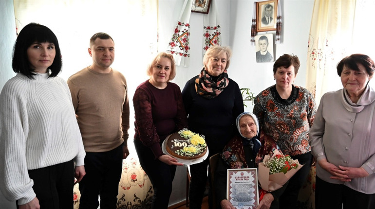 Жительку Кременеччини привітали із 100-річним ювілеєм