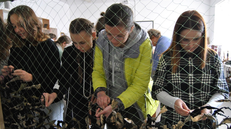 Неодноразова акція. Городоцькі ліцеїсти плетуть маскувальні сітки для захисників України