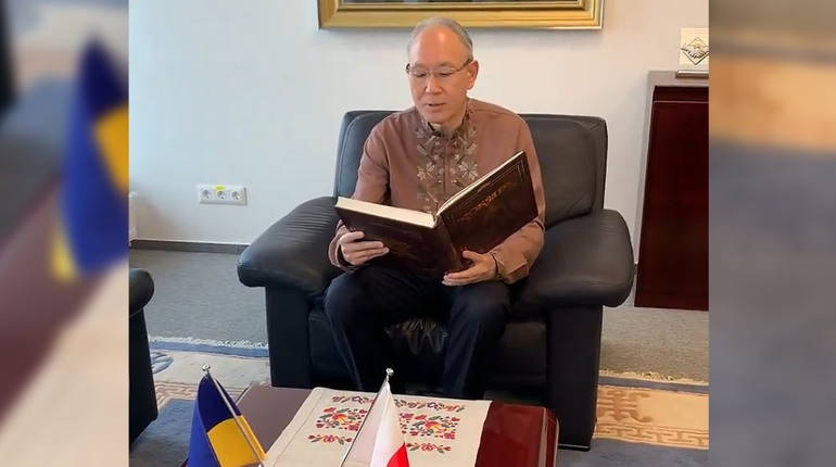 Посол Японії в Україні у народження Шевченка вдягнув вишиту сорочку від уманського бренду «Окраса»
