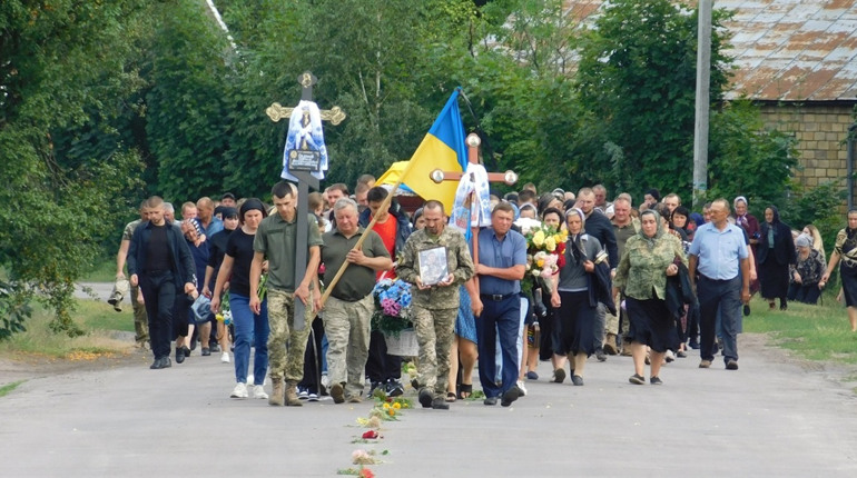 Втрата громади: у Зарічному попрощались із Героєм
