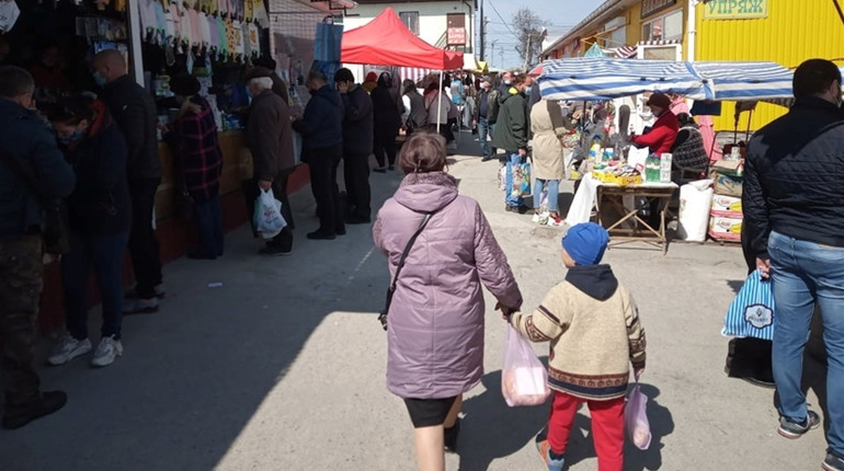 Як працює центральний ринок Первомайська на карантині: традиційний недільний фотозвіт