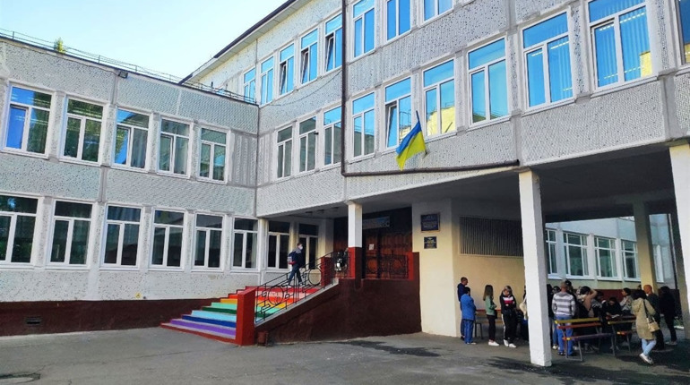 Тут отримують міцні знання протягом 35 років. Про людей, які першими переступили поріг школи №3