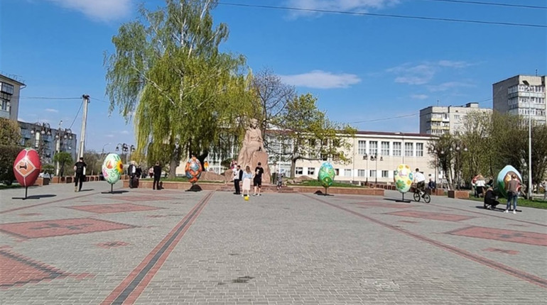Біля Лесі Українки поставили двометрові мальованки