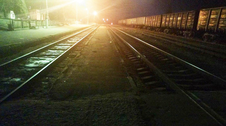 В Рафалівці п'яний чоловік ледь не загинув під потягом