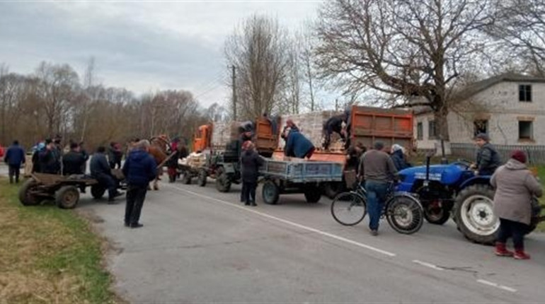 В Бачівську, що за 3 км від кордону, людям роздавали паливні брикети