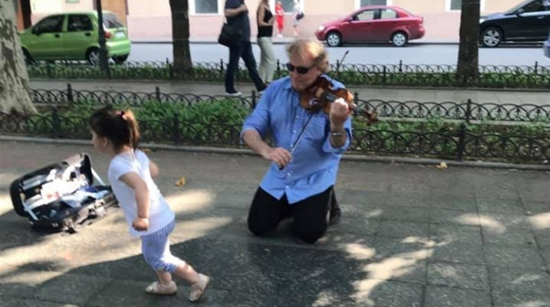 Курйоз: в Одесі всесвітньо відомий скрипаль вдав з себе вуличнього музиканта та заробив 95 грн