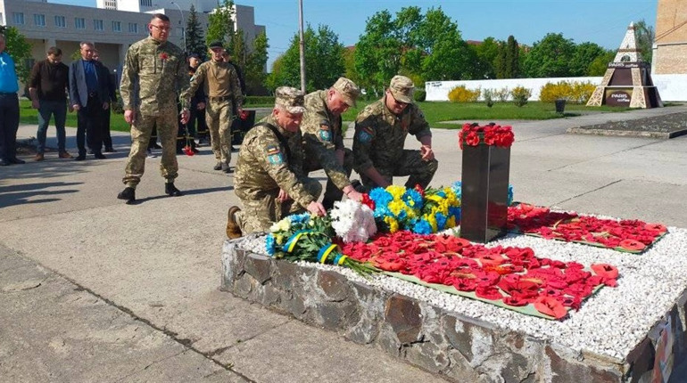 Без традиційних урочистостей: у Нетішині вшанували пам’ять жертв Другої світової війни