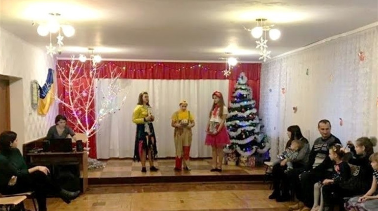 Вихованці підліткового клубу "Обрій" у Вараші подарували дітям Новорічне свято