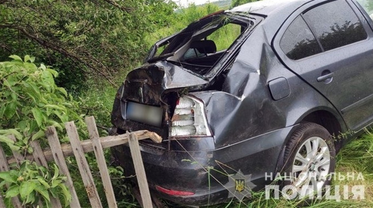 850 гривень за зламаний паркан. У Сатанові чоловік не впорався з керуванням, тепер сплатить штраф