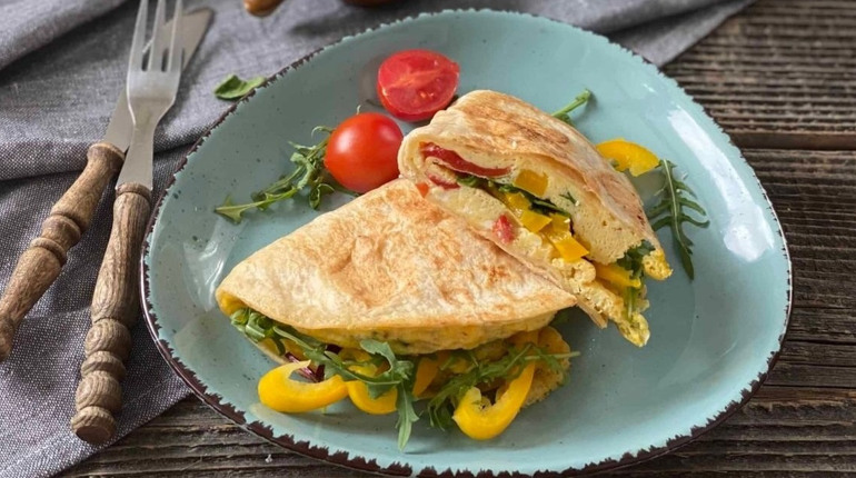 Рецепт дня: омлет у лаваші з шинкою, сиром і томатами