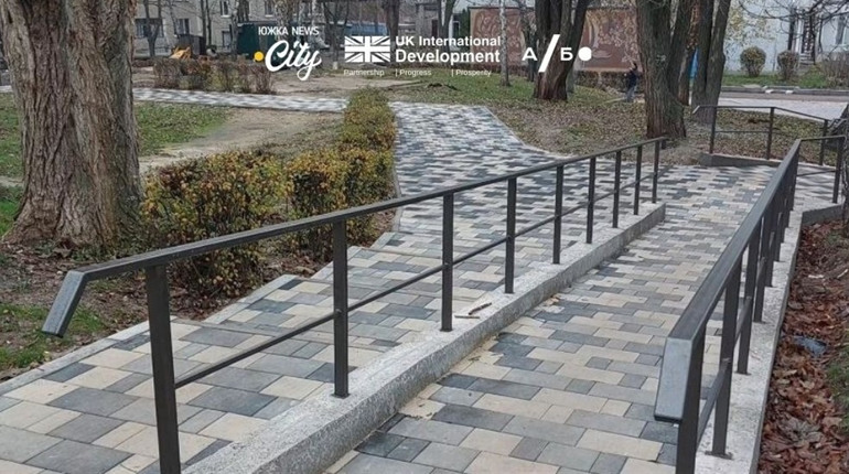 Були сходи – стали пандуси: у Південноукраїнську створюють безбар'єрний доступ. Відео