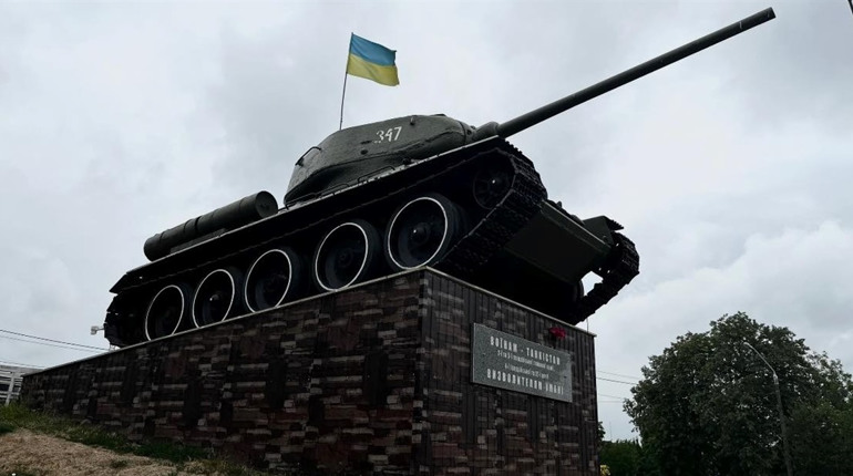 Танк і гармата: В Умані знімуть з постаментів радянські пам’ятники