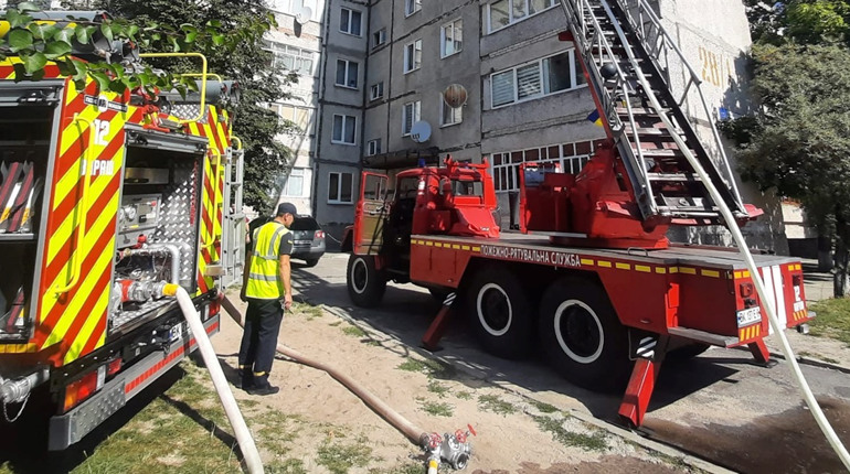 У Вараші горіла квартира у багатоквартирному житловому будинку. Жертв немає