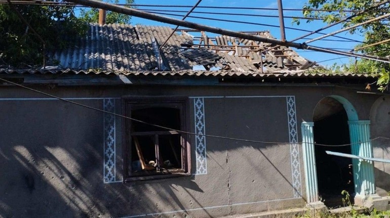 На Херсонщині окупанти завдали ударів по критичній та соціальній інфраструктурі, житлових кварталах