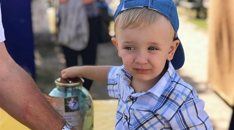  Молодь провела благодійну акцію, щоб допомогти у лікуванні 4-річної дівчинки 