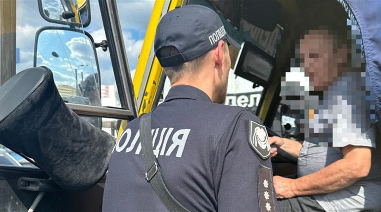 Працівники поліції з Одещини на ходу застрибнули до маршрутного таксі, у водія якого стався інсульт
