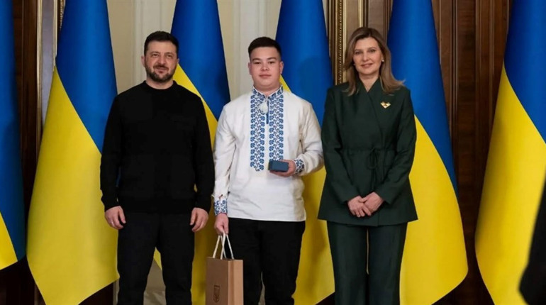 Юний волонтер Сашко Костецький з Драчинець отримав відзнаку президента “Майбутнє України”