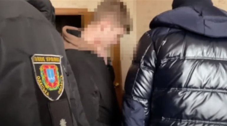 Два студенти в Одесі заробляли розбоєм на вулиці: з пістолетом відібрали майно в інших студентів