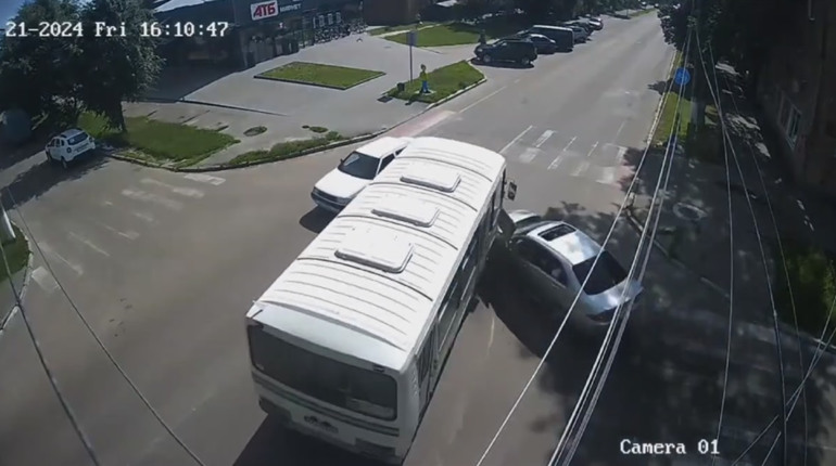 У Переяславі легковик в'їхав у маршрутний автобус з пасажирами, у ньому була дитина: хроніка поліції