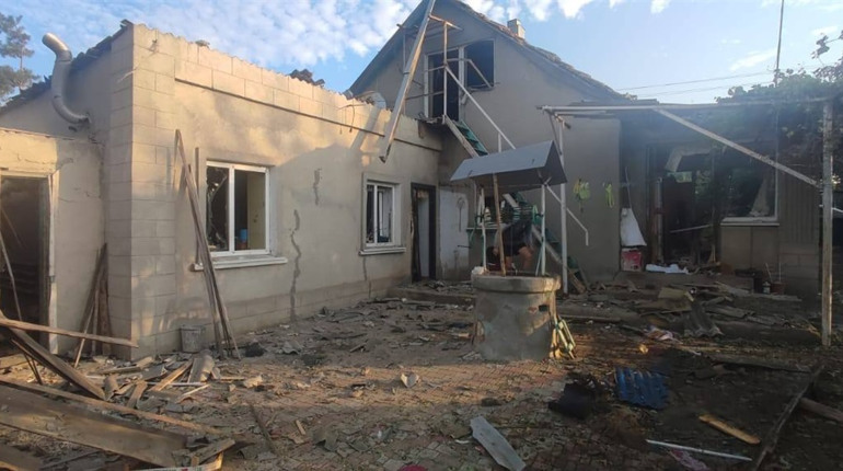 На Одещині під час ворожої атаки уламки дронів зруйнували три споруди, пошкодили приватний будинок