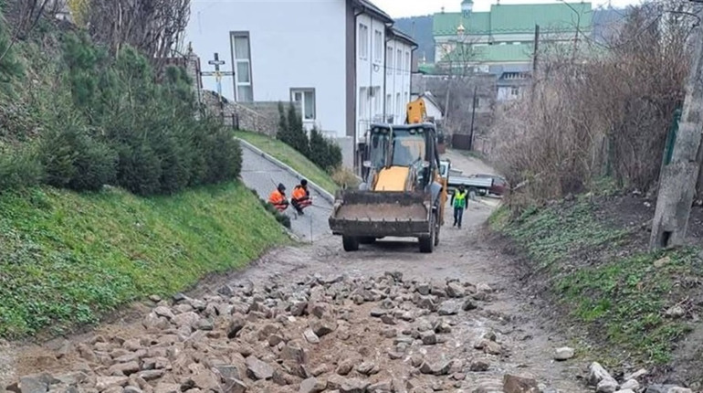 У центральній частині Кременця ремонтують дорогу