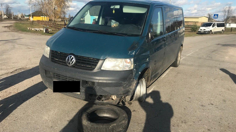 На Володимиреччині в селі Діброва водій на мікроавтобусі збив мотоцикліста