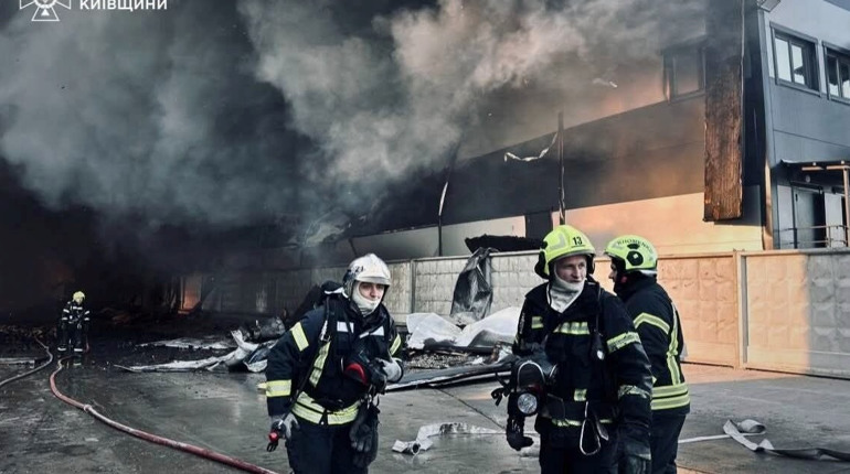 Масштабна пожежа на Київщині: вогонь охопив склад і гектар трави