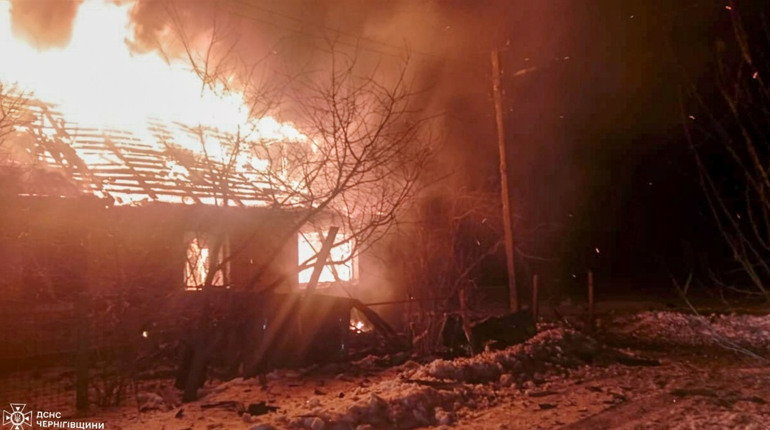 У Мені через падіння ворожого БпЛА загорівся будинок: газ тимчасово перекрили, перебої з водою