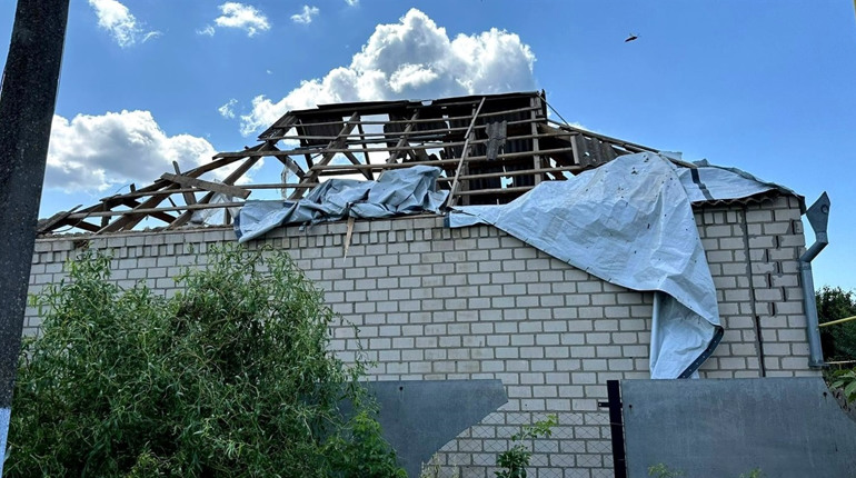 Ворожі обстріли на Херсонщині: армія рф атакувала житлові будинки та навчальний заклад