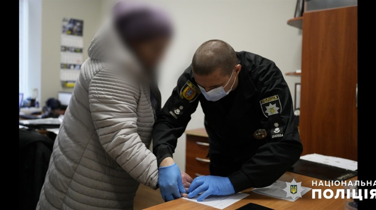 Обіцяла екскурсії, а взяла у рабство: зловмисниця з Одещини обманом вивезла за кордон хворих жінок