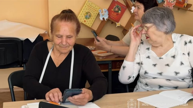 Безкоштовні курси для людей 60+: у бібліотеці навчають роботі зі смартфоном