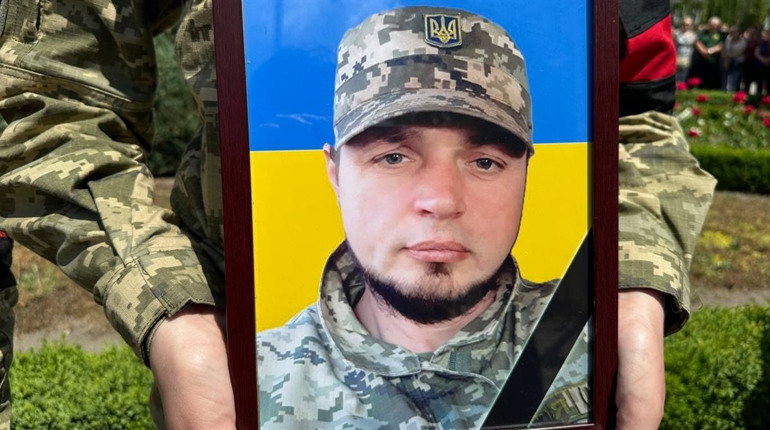 Понад пів року вважали зниклим безвісти: Нетішин попрощався з полеглим бійцем Олегом Літвиненком