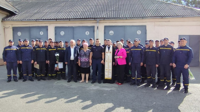 Вогонь, руйнування, обстріли — вони завжди поруч: як громади подякували рятувальникам