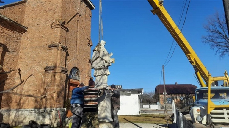 У Чабарівці, що на Чортківщині, відновили давню фігуру