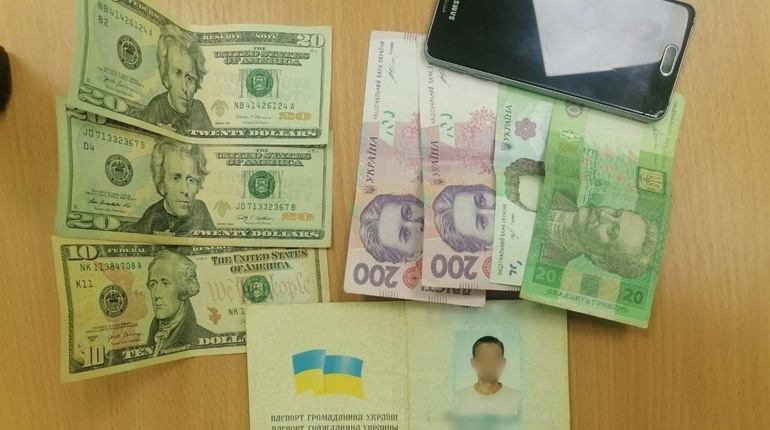 На КПВВ «Каланчак» чоловік намагався підкупити прикордонників, його передали правоохоронцям