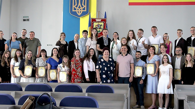 У НІЖИНСЬКІЙ ГРОМАДІ ВІДЗНАЧИЛИ ТАЛАНОВИТУ Й АКТИВНУ МОЛОДЬ