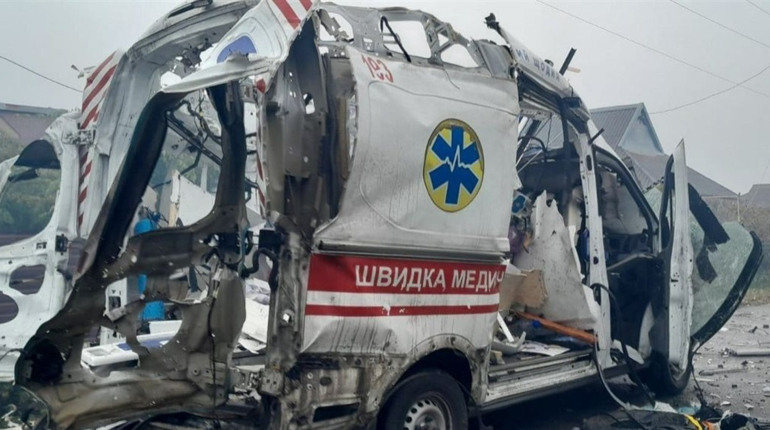На Херсонщині окупанти атакували житлові будинки, приватні автівки та «швидку»