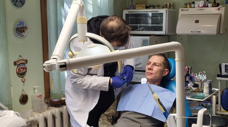 Підтримка захисників: як отримати знижку на протезування зубів у приватній клініці