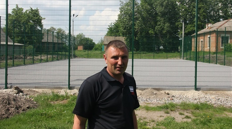 У Лісовій Лисіївці завершується будівництво спортивного майданчика зі  штучним покриттям