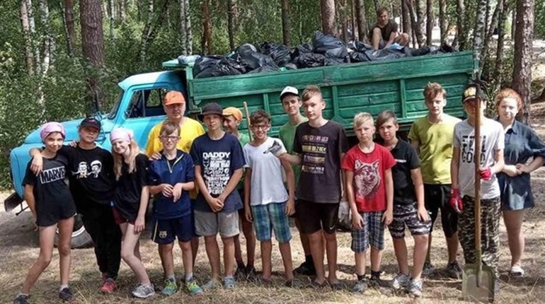 Діти самостійно прибрали територію Білого озера