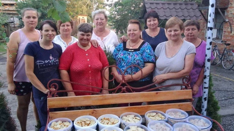 Господині сіл Перв’ятичі та Спасів випекли для наших захисників і захисниць тонну домашнього печива
