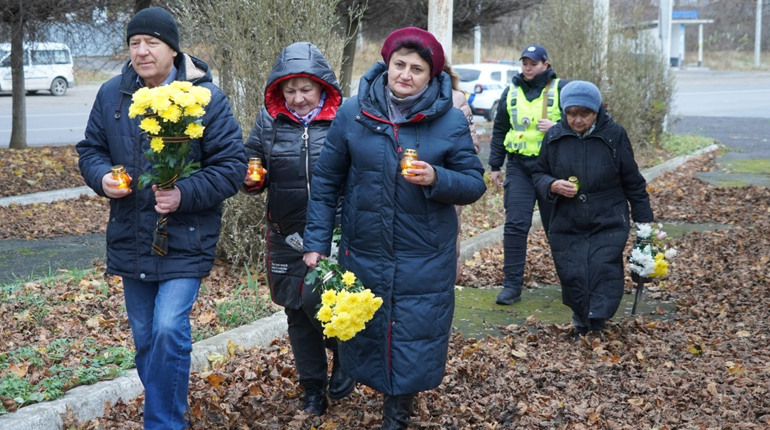 Чорне крило Голодомору. У Городку квітами та запаленими лампадками вшанували пам’ять жертв геноциду