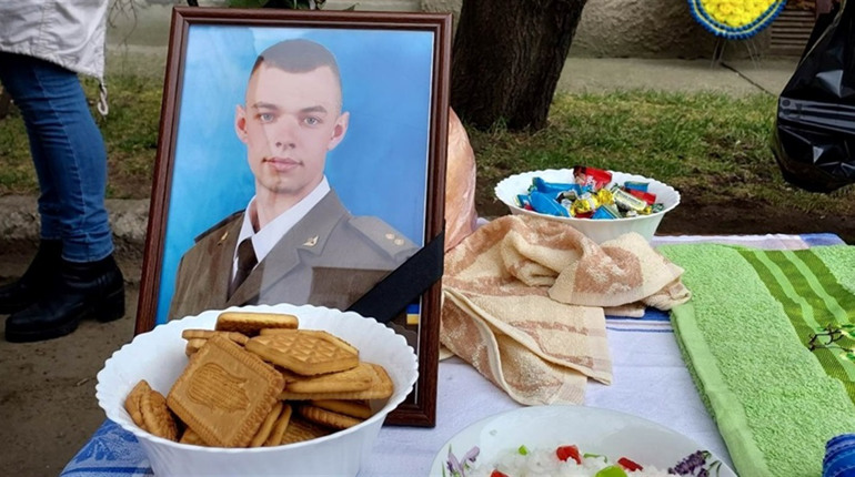 Йому було лише 23: Первомайськ попрощався з лейтенантом Владиславом Чагаринським