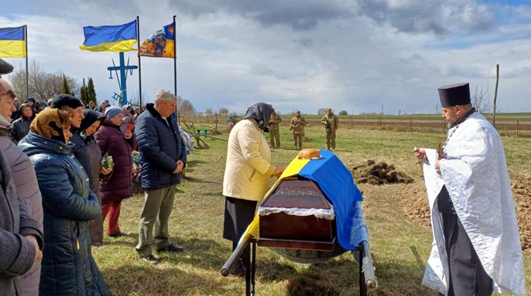 Скорботний день на Полонщині: додому повернувся захисник Олександр Гнатишин